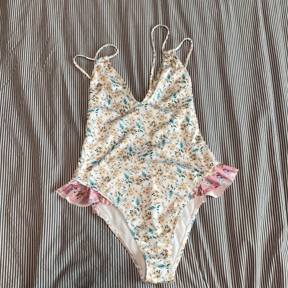 Adorable strappy floral one piece swimsuit - Picture 1 of 3